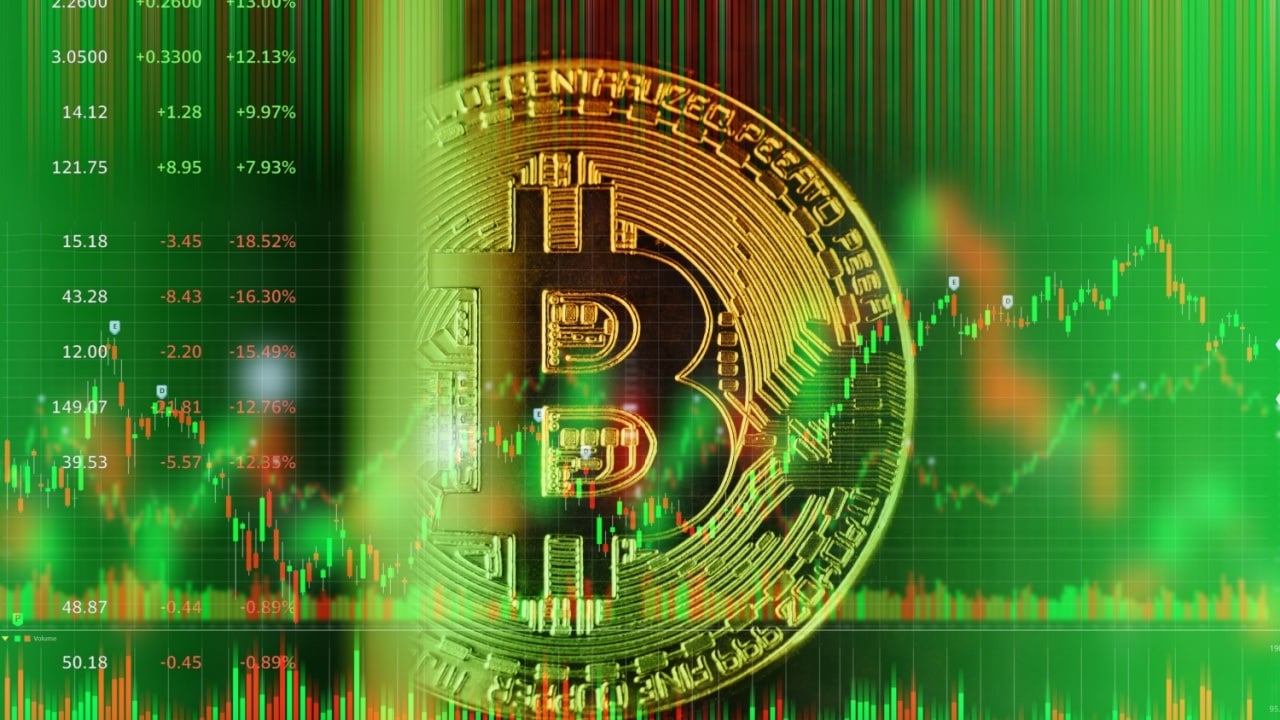 crypto-etfs-close-the-week-strong:-$260-million-into-bitcoin-etfs,-$22-million-into-ether-etfs