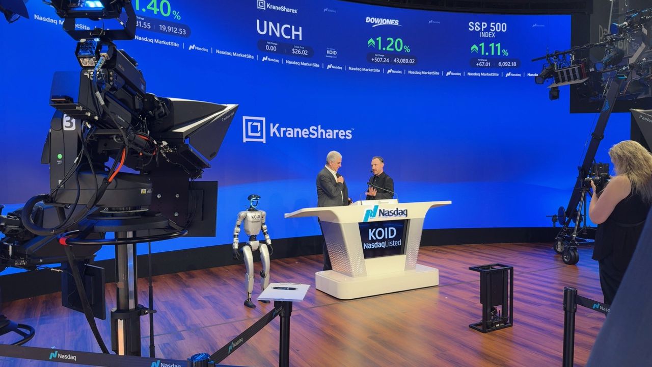 for-the-first-time-ever,-a-humanoid-robot-rings-the-nasdaq-opening-bell