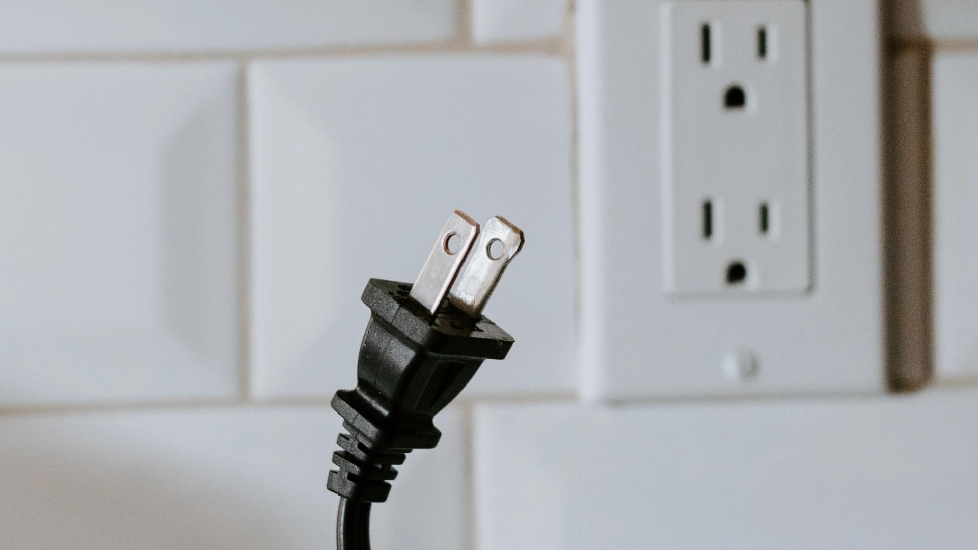 crypto’s-‘decentralized’-illusion-shattered-again-by-another-aws-meltdown